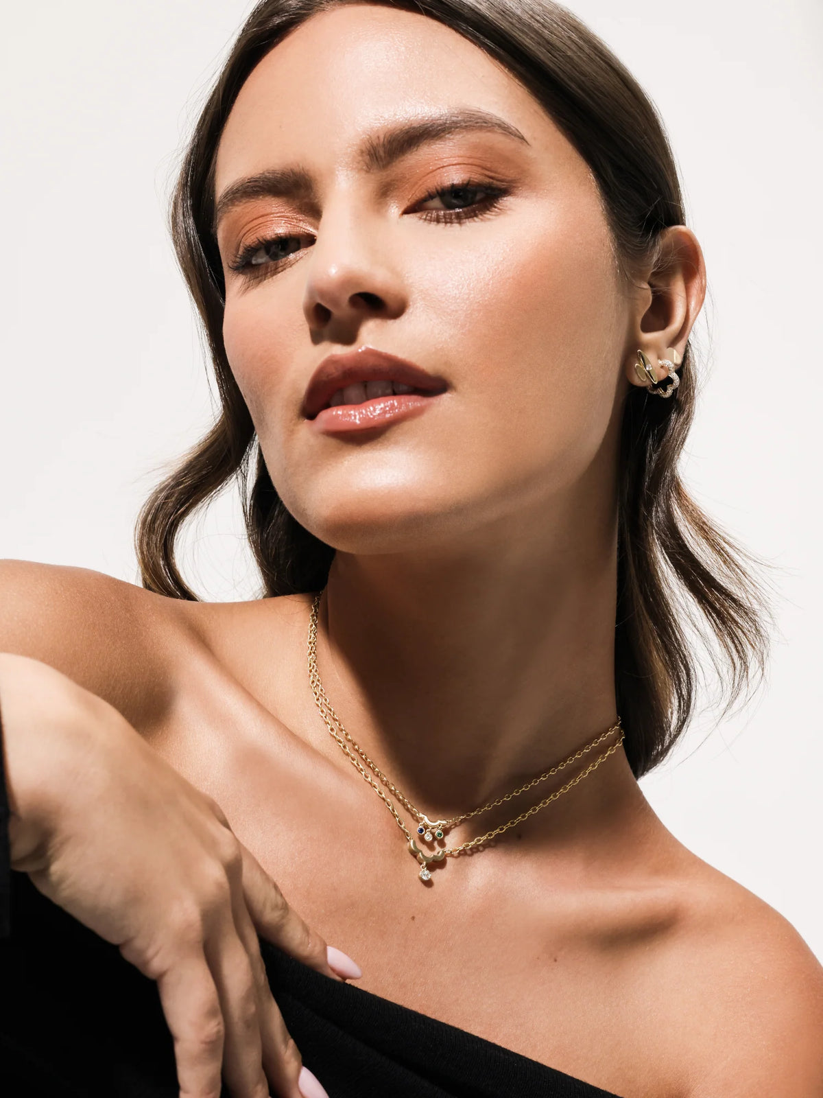 Onirikka Petite Single Floret Necklace in satin 14k yellow gold with a diamond drop pendant on a 16-inch rolo chain.