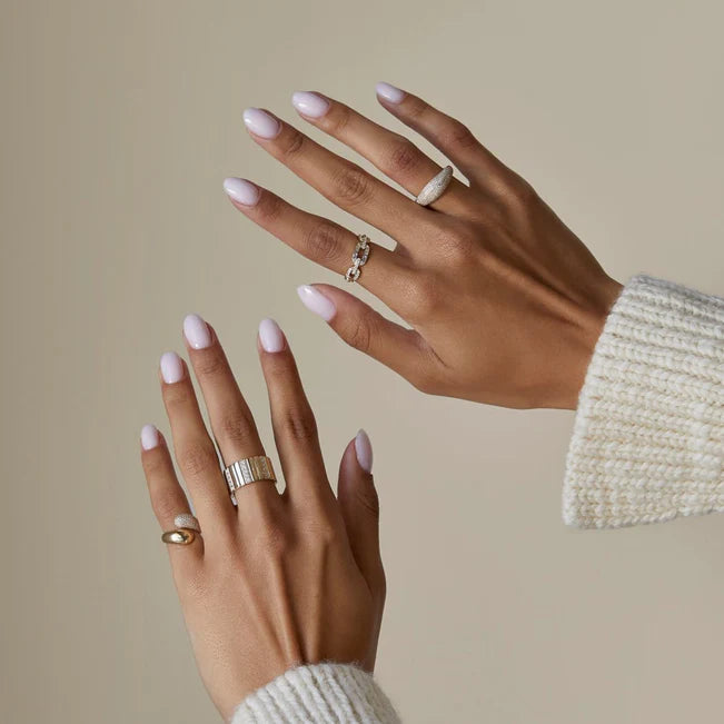 EF Collection Diamond Graduated Chain Ring in yellow gold styled on model’ finger.
