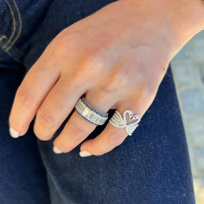EF-Collection Diamond Swan Ring in white gold on models finger wearing jeans