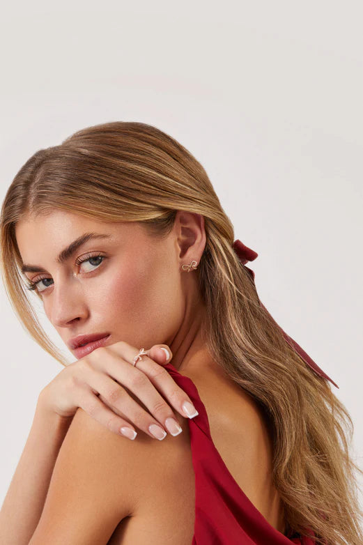 EF-Collection Diamond Bow Ring in yellow gold styled on models finger