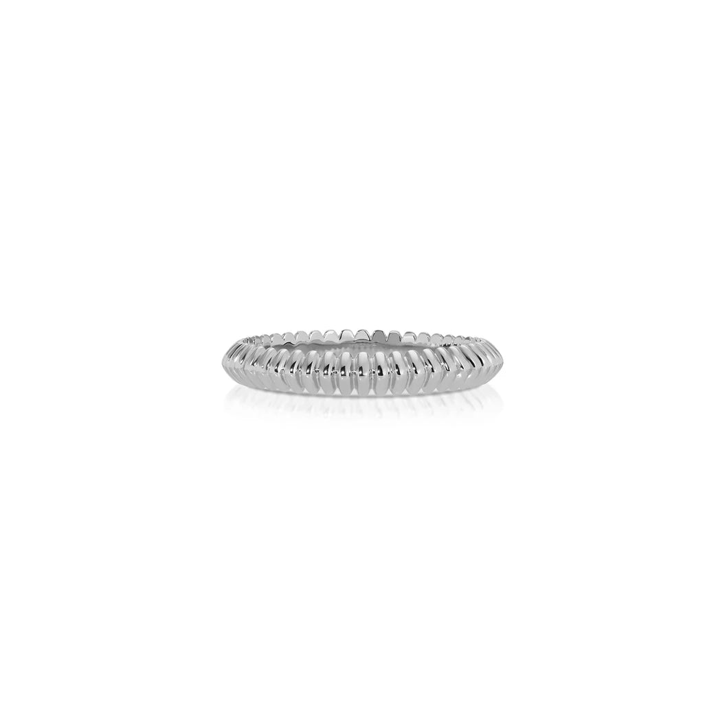 EF-Collection Gold Fluted Knife Edge Band Ring in white gold on white background