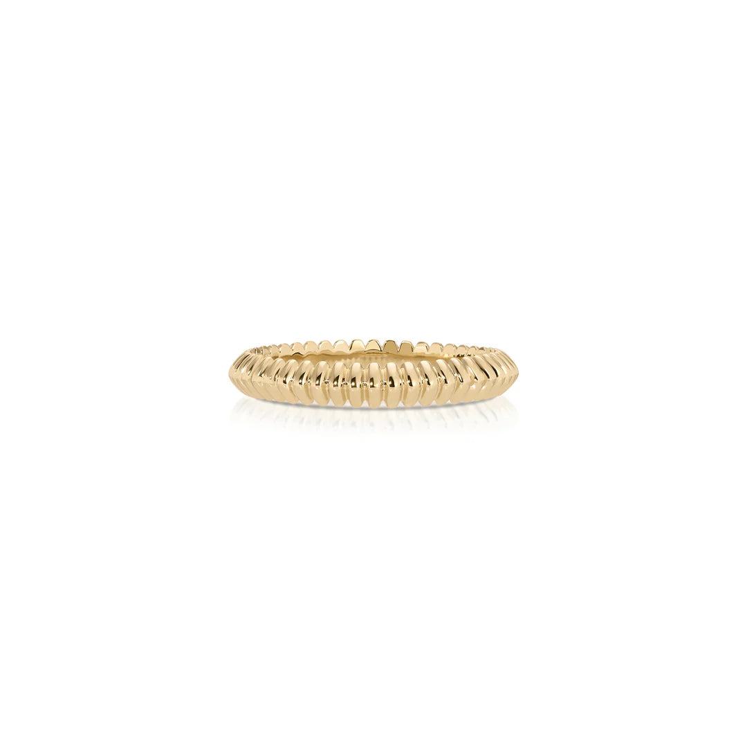 EF-Collection Gold Fluted Knife Edge Band Ring in yellow gold on white background