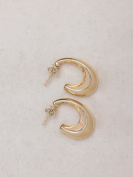 EF-Collection Knife Edge Hoop Earrings in yellow gold on a neutral background