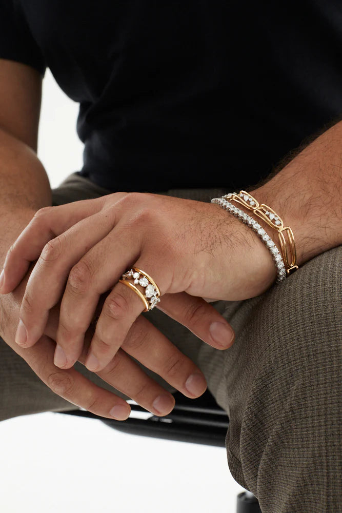 Rosario Navia Mara Large Link Ring in yellow gold on models pinky finger