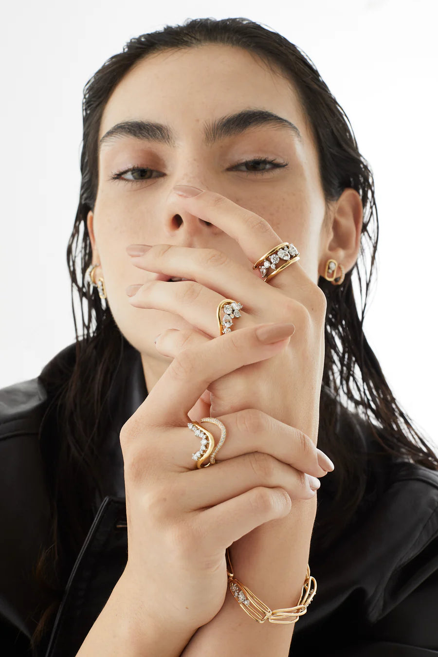 Rosario Navia Mara Medium Curved Ring I in yellow gold styled on models finger.
