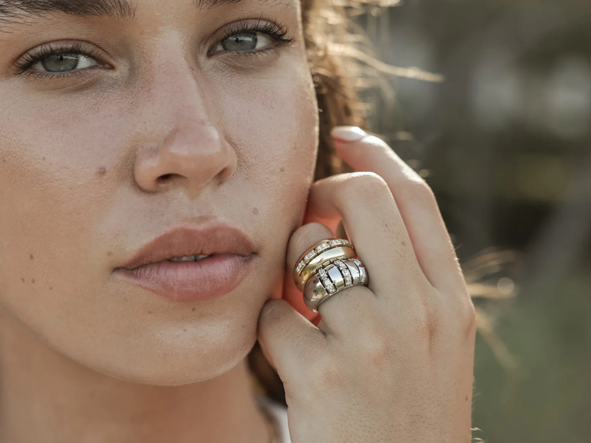 close up Onirikka Dome line ring in white gold on a model