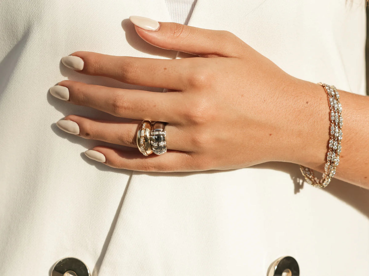 close up Onirikka Dome line ring in white gold on a a model's hand
