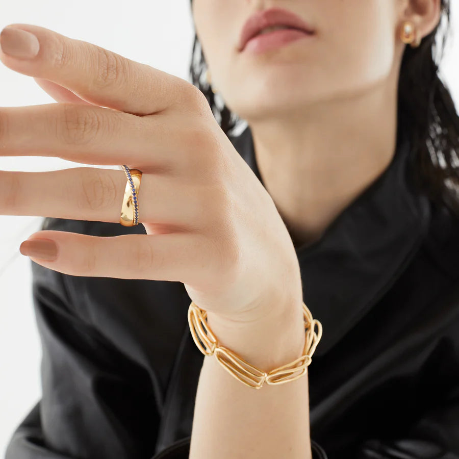 Rosario Navia Mara Folded Link Bracelet I in yellow gold on models wrist 