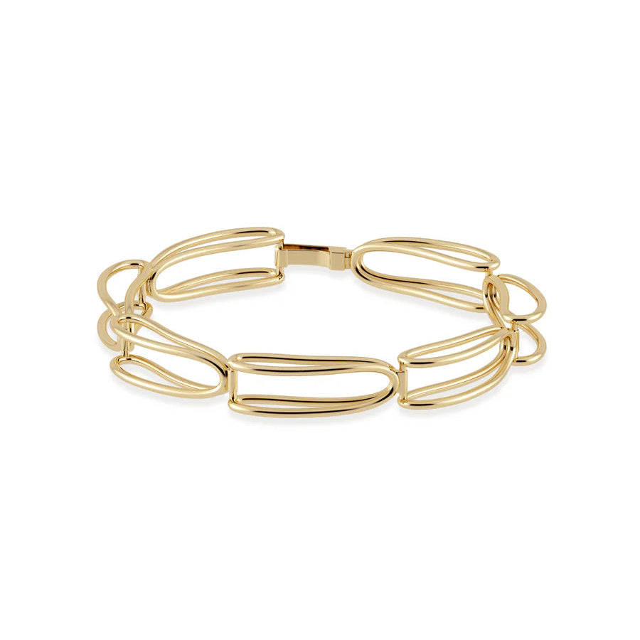 Rosario Navia Mara Folded Link Bracelet I in yellow gold on white background 