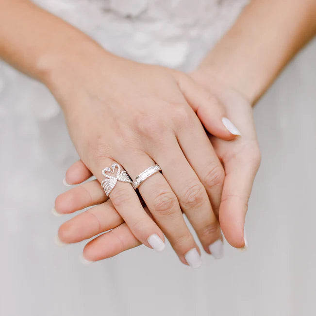 EF-Collection Diamond Swan Ring in white gold on models finger 