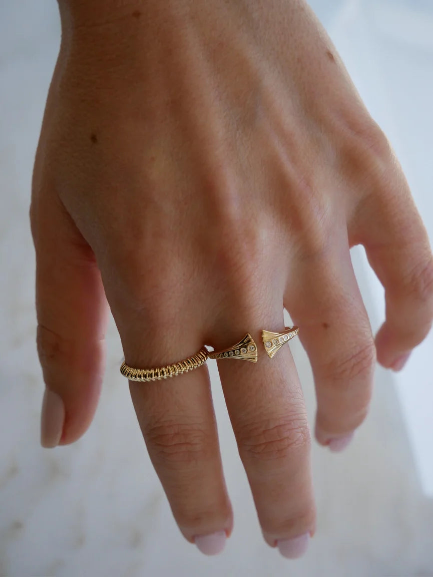 EF-Collection Gold Fluted Knife Edge Band Ring in yellow gold styled on models finger  
