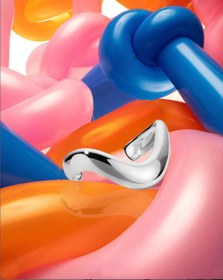 Rosario Navia Helium Cuff in white gold with balloons on the background 