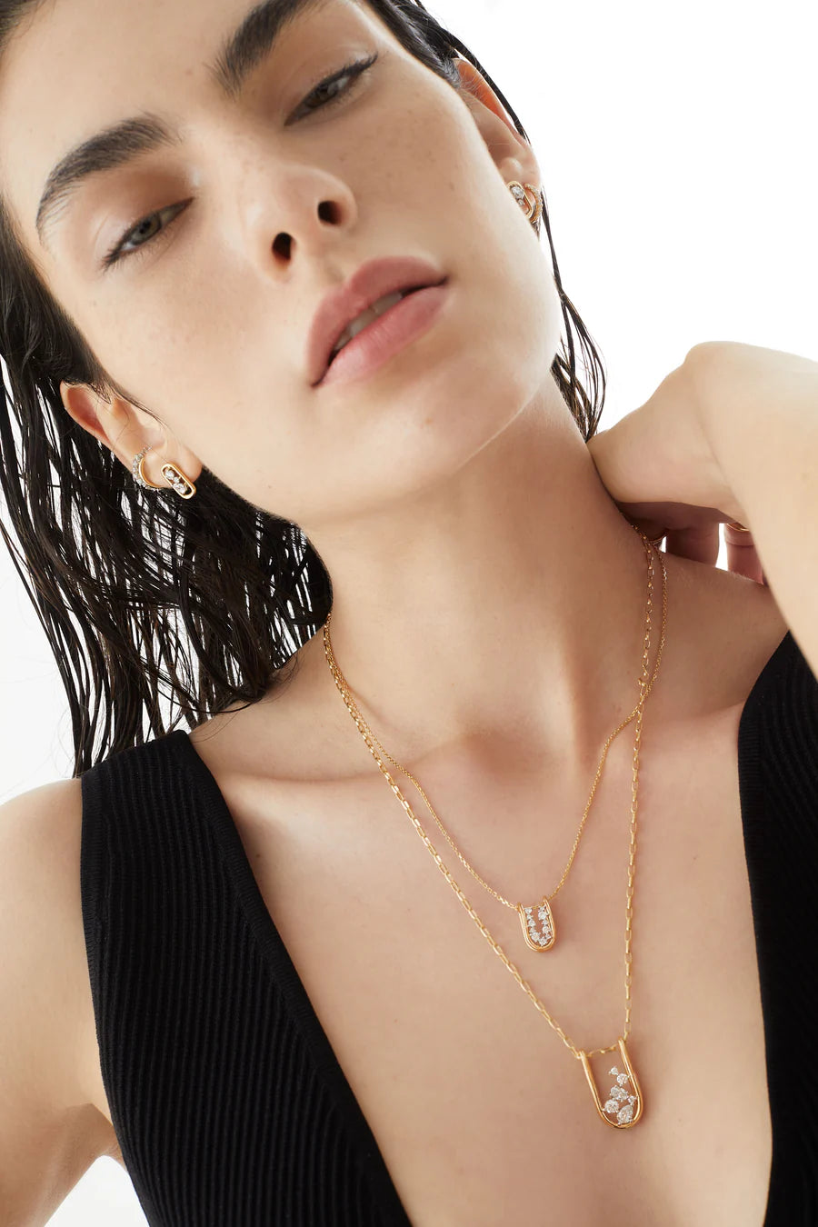 Rosario Navia Mara Small Folded Link Pendant in yellow gold on model neck 